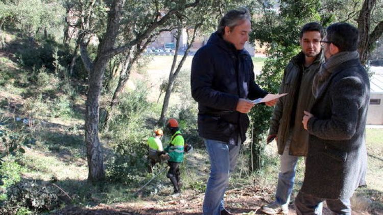 El regidor Carles Ribas (esquerra) amb tècnics de l'ajuntament visitant una de les zones on s'està treballant © ACN