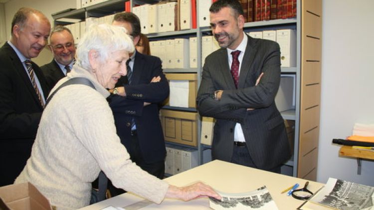 La vídua de Fontserè, Terry Broch, amb el conseller Santi Vila © ACN