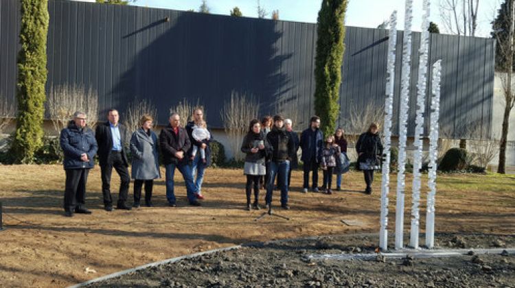 L'escultura que s'ha instal·lat als jardins del cementiri