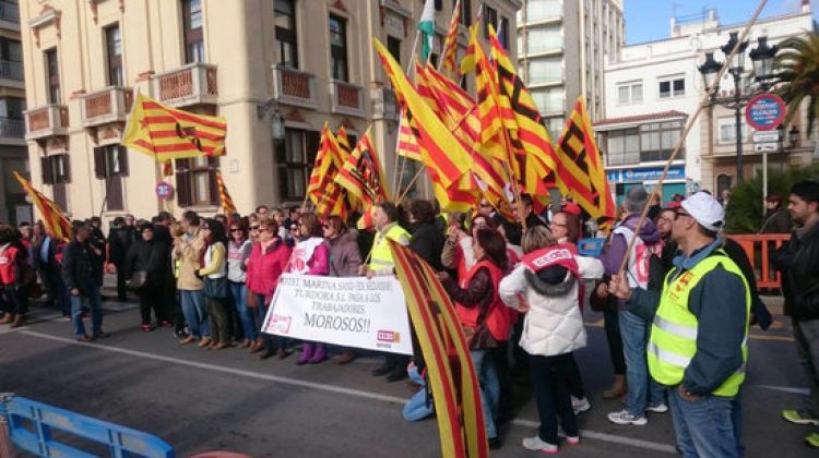 La manifestació ha finalitzat davant de l'Ajuntament de Lloret de Mar © ACN
