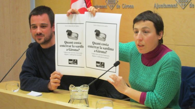 Lluc Salellas i Laia Pèlach, amb el cartell de la iniciativa que volen impulsar