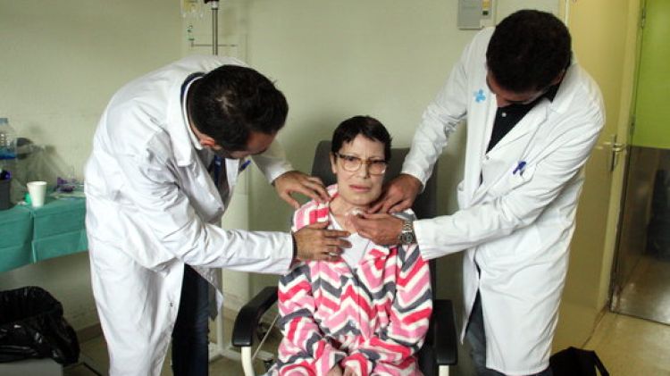 Els metges passant consulta a la pacient Flora Bernal © ACN