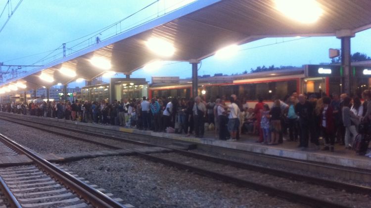 Viatgers esperant el tren (arxiu) © M. Estarriola