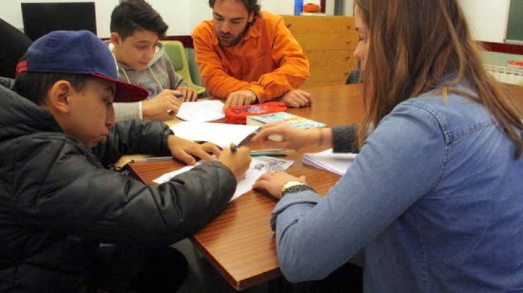Monitors treballen de manera individualitzada amb els joves © ACN