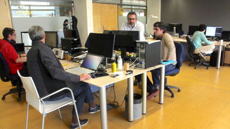 La seu d'Ubikwa amb els treballadors desenvolupant l'INSYLO © ACN