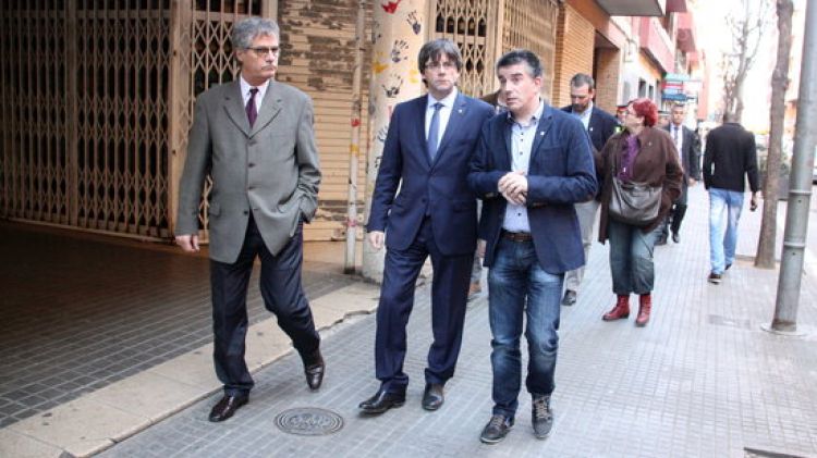 El president, Carles Puigdemont, passejant pel sector centre de Salt amb l'alcalde Jordi Viñas © ACN