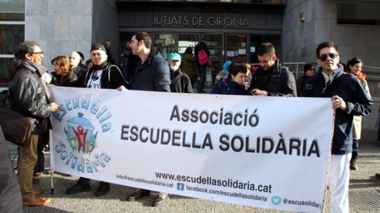 Concentració de suport a Escudella Solidària davant els Jutjats de Girona © ACN