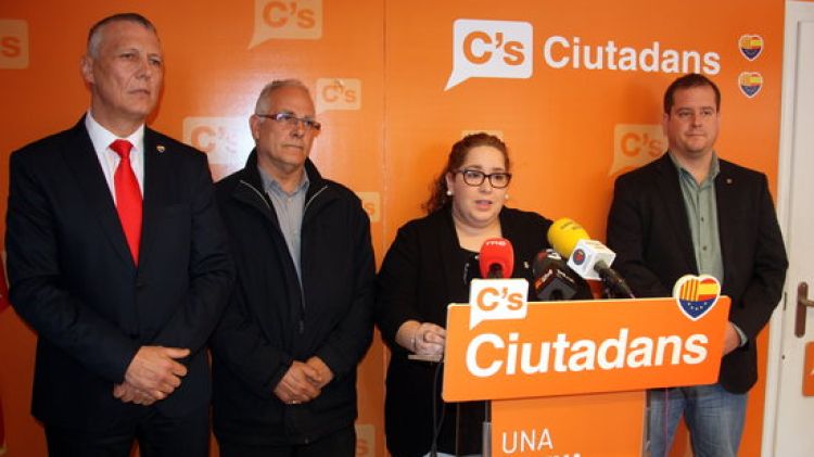 La portaveu de C's a l'Ajuntament de Girona, Míriam Pujola, acompanyada del diputat Jan Castel © ACN