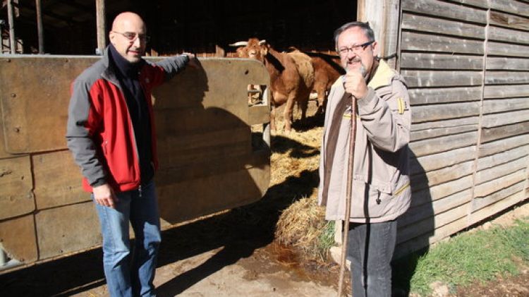 El CEO de la granja Mas El Cros de Santa Pau, Jordi Martí (esquerra), i el president de Visita Granges, Joan Bassets © ACN