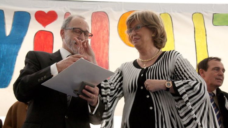 L'exconsellera d'Ensenyament, Irene Rigau, rebent la insígnia de la Salle de Cassà de la Selva © ACN