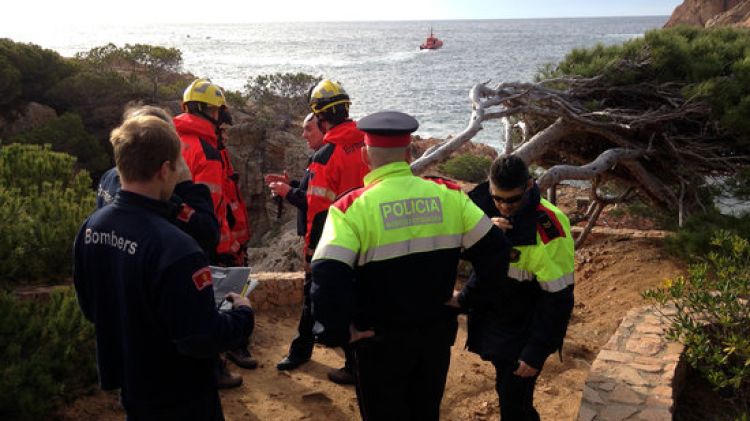 Bombers, Mossos d'Esquadra i efectius de Protecció Civil durant el dispositiu de recerca del pescador © ACN