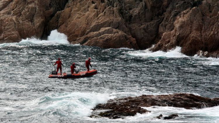 Efectius dels Bombers buscant amb una embarcació Zodiac alguna pista del desaparegut © ACN