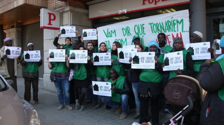 Una trentena de persones de la PAH de Banyoles han protestat davant del Banc Popular © ACN