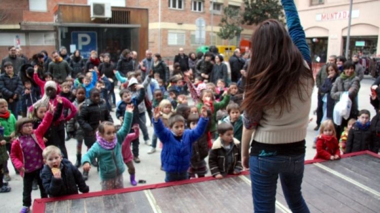 Els infants gaudint amb una de les activitats de la tercera edició de l'Olotx2 © ACN