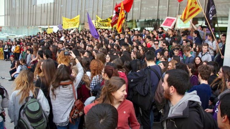 Els estudiants davant la seu de la Generalitat a Girona © ACN