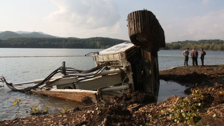 La màquina que ha bolcat dins l'Estany de Banyoles, aquesta tarda © ACN