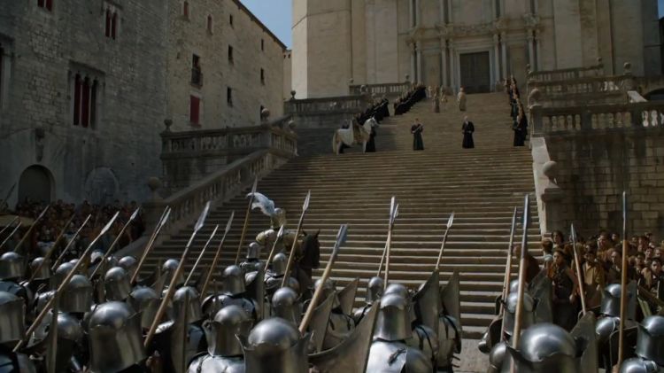 Fotograma de la sisena temporada a les escales de la Catedral de Girona © HBO