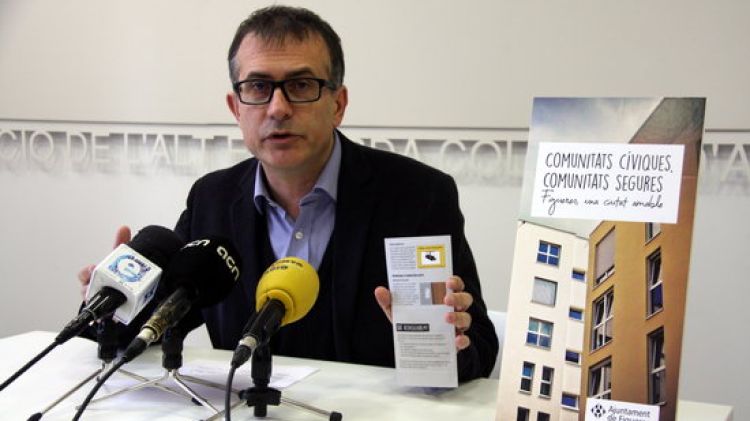 Casellas amb el fulletó informatiu que han editat per prevenir les ocupacions il·legals © ACN