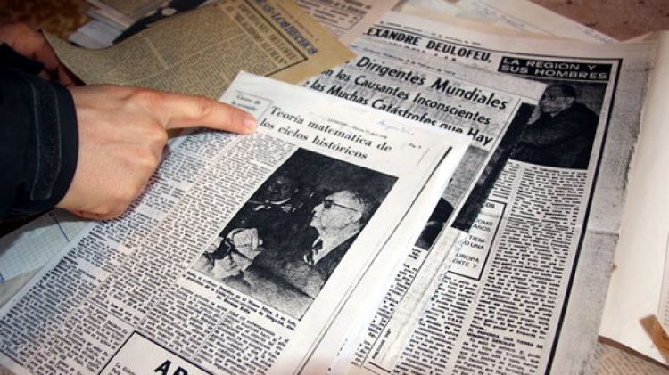 Retalls de premsa on apareix la teoria de la matemàtica de la història impulsada per Alexandre Deulofeu © ACN
