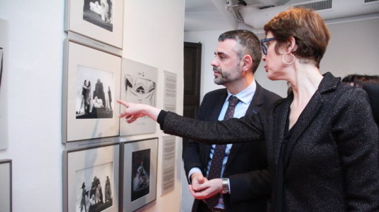 Montse Aguer mostra a Santi Vila algun detall d'una fotografia de l'exposició © ACN