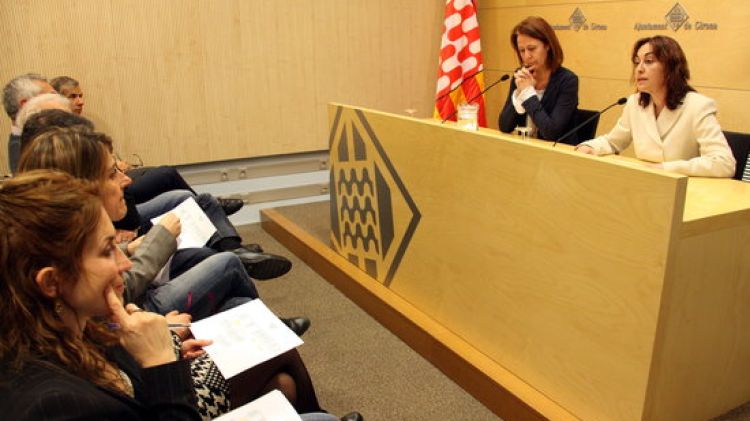 Presentació del cartipàs amb Marta Madrenas (esquerra) i Sílvia Paneque © ACN