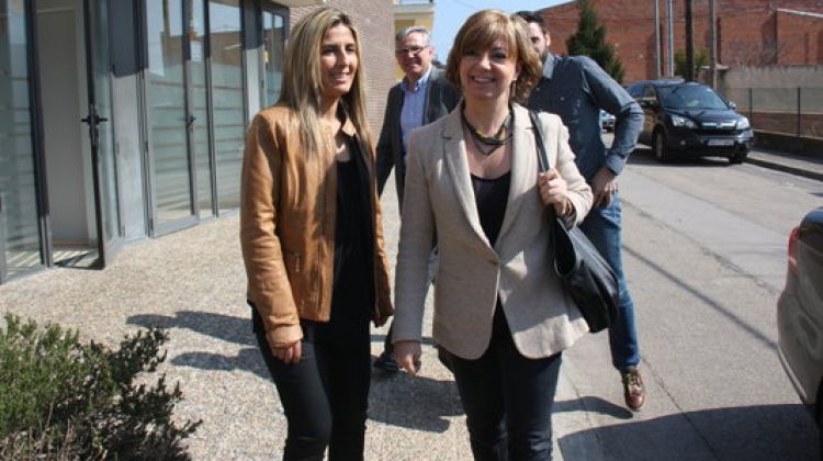 Meritxell Borràs amb la presidenta de la comissió gestora de Medinyà, Montserrat García © ACN