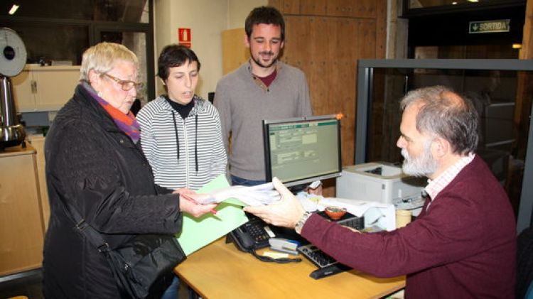 Moment en que es feia entrega de les signatures © ACN