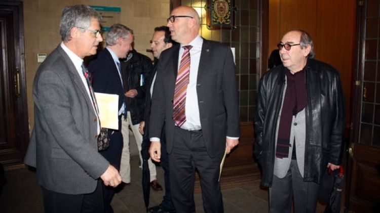 El president del Consell Comarcal de l'Alt Empordà, Ferran Roquer, amb les diverses autoritats durant la trobada © ACN
