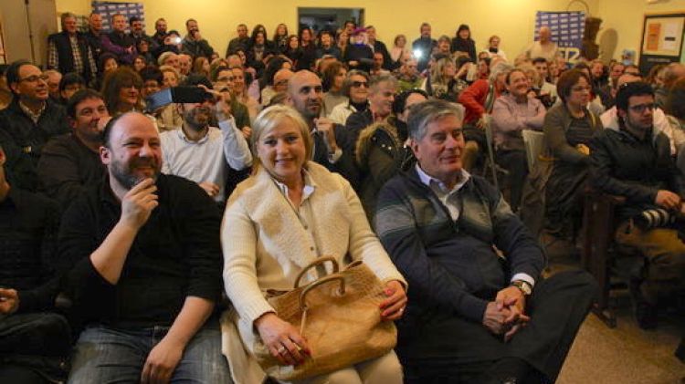El públic assistent a la preestrena d''El pregón' a Santa Pau © ACN