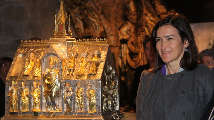 La ministra de Cultura, Ángeles González-Sinde juntament amb l'arqueta de Sant Martirià de Banyoles © ACN