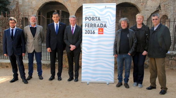 Representants de les institucions i de l'empresa The Project, amb el cartell del festival © ACN