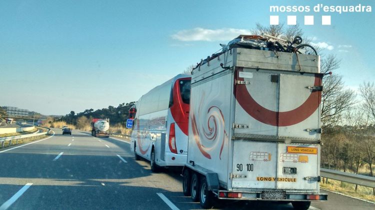 L'autocar per l'autopista amb el remolc excedint el pes màxim