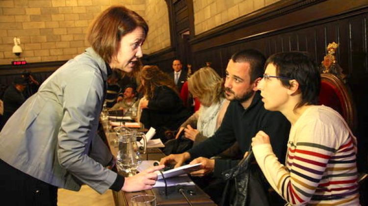 L'alcaldessa, Marta Madrenas, conversa abans del ple amb els regidors de la CUP © ACN