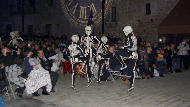 La dansa de la mort, interpretada ahir a la nit © ACN