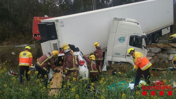 Els Bombers assistint els conductors accidentats