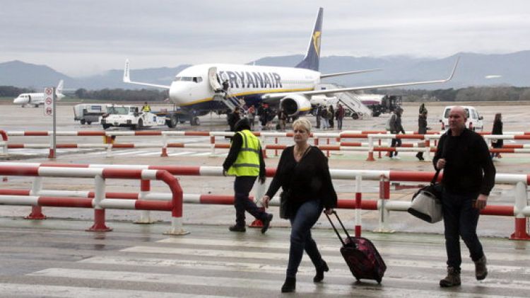 Turistes arribant a l'aeroport Girona-Costa Brava en un vol de Ryanair (arxiu) © ACN