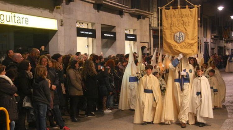 Els confrares de la Confraria del Silenci al seu pas per la Rambla de Girona © ACN