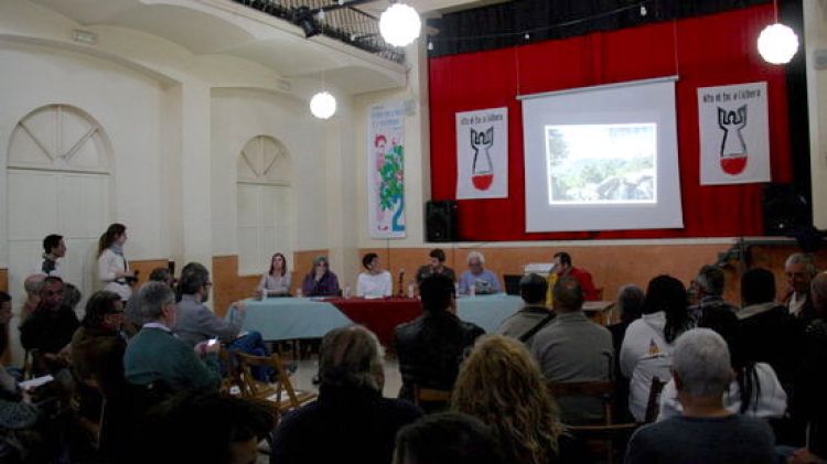 Unes 50 persones s'han reunit a la sala de La Fraternal d'Espolla © ACN