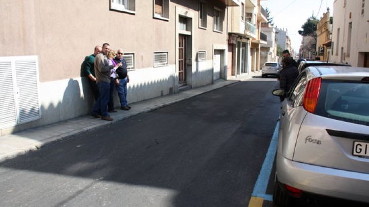 Veïns comentant el crim just on han tingut lloc els fets (arxiu) © ACN