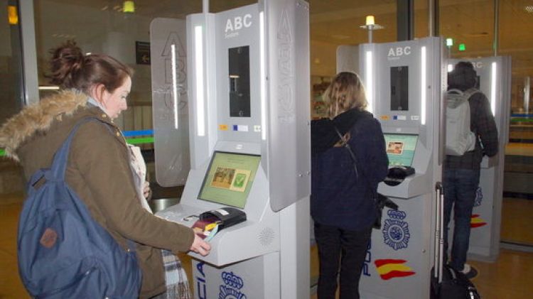 Viatgers utilitzant l'ABC System a l'aeroport de Girona © ACN