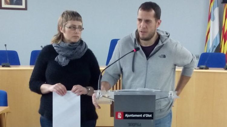 Mireia Tresserras i Lluís Rubió, regidors de la CUP d'Olot © ACN