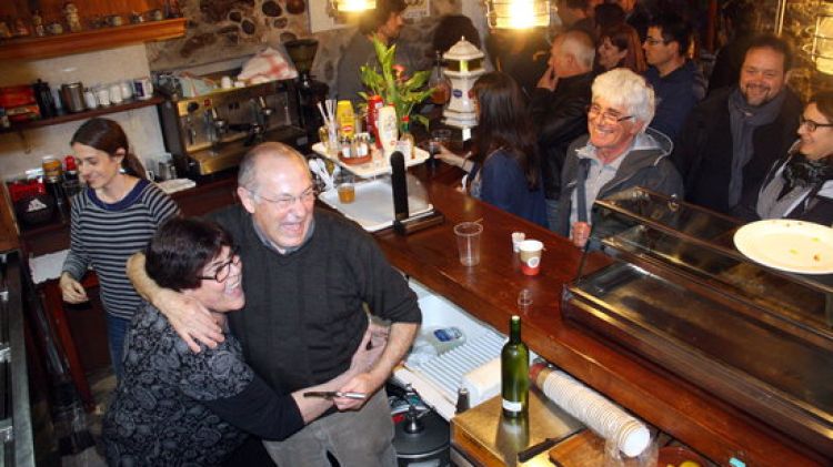 Els responsables del bar 'Los Padules', darrere la barra per últim dia © ACN