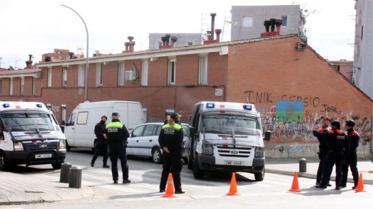 Presència policial als accessos del barri de Sant Joan de Figueres © ACN