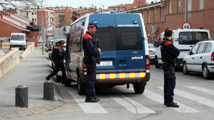 Agents dels mossos vigilant una de les entrades al barri de Sant Joan de Figueres © ACN