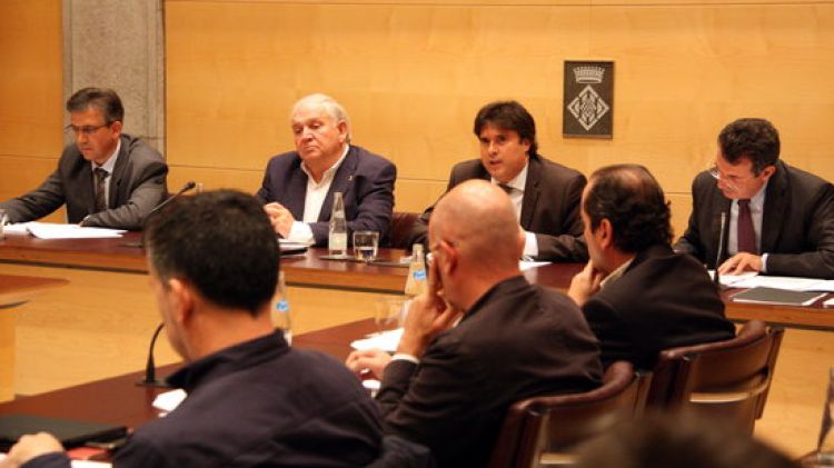 El president de la Diputació de Girona, Pere Vila, amb els diputats d'ERC d'esquenes © ACN