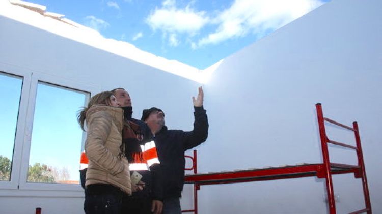 L'alcaldessa, Olga Carbonell, amb el cap de Protecció Civil de Sant Climent Sescebes © ACN