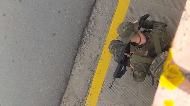 Un dels militars armat pel centre de Sant Climent Sescebes © Twitter