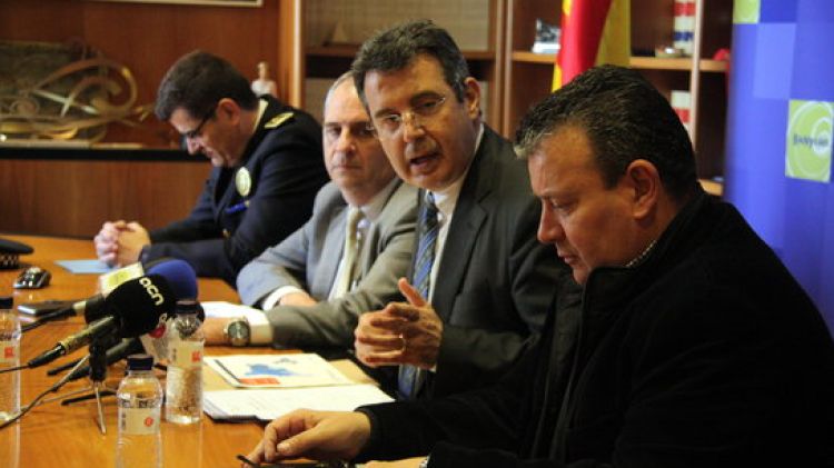L'alcalde, Miquel Noguer, al centre de la imatge, exposa les principals dades policials de l'any passat © ACN