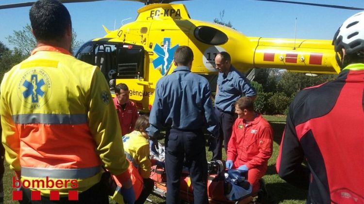 Moment en que el ciclista era traslladat a l'hospital en helicòpter