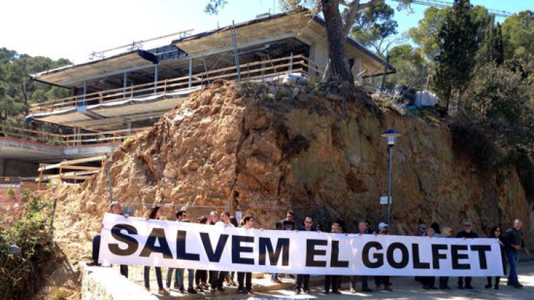 Els manifestants davant del xalet de grans dimensions que s'està construint © ACN